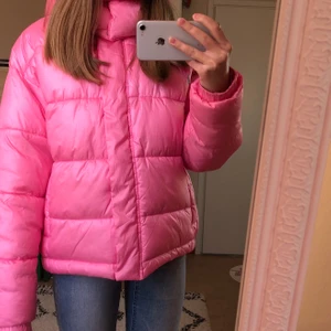 pufferjacket från monki - superfin rosa vinterjacka från monki i strl XS 🤍 