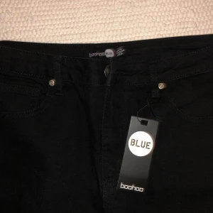 Byxor - Svarta jeans. Stretchiga, högmidja. Aldrig använda pga dom ej passade. 