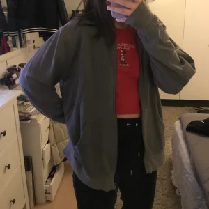 Zip hoodie  - Thriftad hoodie med dragkedja i bra second hand skick. Storlek L 