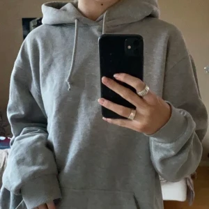 Grå hoodie från BikBok - Köpt på Plick, jättefin och i bra skick.