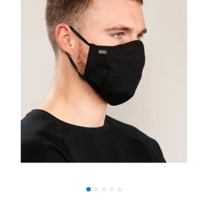 CORONA MASK HUGO BOSS - Har en HUGO BOSS corona mask, den passar både tjej och kille. Köpt för va 400kr ALDRIG ANVÄND