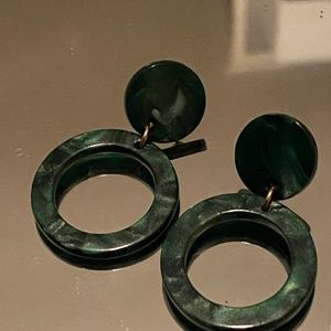 Örhängen  - Super super fina örhängen som aldrig blivit använda eftersom dem var större än vad jag trodde! Men orkade inte lämna tillbaka dem därför jag har kvar dem. Dem är helt oanvända och endast tagna från sin orginalförpackning eftersom jag behövde den till annat! 