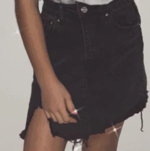 Bitis  - Kjol från gina . Använd 2 gånger, tycker det är väldigt fin men den har blivit för liten. Priset när jag köpte den var 300. Den är i väldigt bra skick🖤🖤