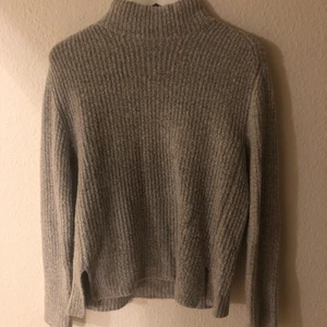 stickadtröja - Grå stickadtröja med medelhög krage och slits på sidan från Rut&Circle. Storlek S. Använd ytterst lite. Köparen står för frakt.