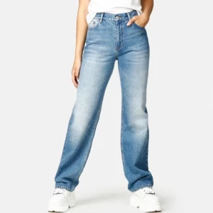 Midwaist junkyard jeans - Jeans från junkyard, skitsnygga då dem är typ midwaist  men är tyvärr lite för långa på mig som är 157, är i bra skick annars😍😍