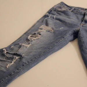 Jeans med slitage från zara - Zara jeans Med slitningar, fint skick!  Storlek: 38 Direkt pris: 40kr, Skriv buden till mig privat eller kommentera på bilden! Buda med minst 5kr varje gång ✨(Alla bud är välkomna) Köpare står för frakten (Du bestämmer vilket paket så länge det uppfyller vikt och storleks kraven)