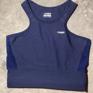 Stronger topp - Säljer denna träningstopp från stronger då den var för liten, endast testad men aldrig använd. Den är mörkblå och väldigt fin. Säljer för 60 kr + FRAKT💙