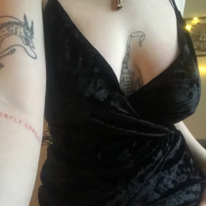 Svart sammets klänning - Använd en gång för längesedan på en fest men kommer tyvärr inte till användning, super skönt material och går bra till långa även som korta 🧚🏻‍♀️🕺🏻 funkar som en XS/S