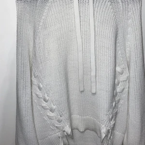 Stickad tröja  - Säljer nu min mysiga stickade tröja. Använd ca 2-3 ggr. Priset inkl frakt. 