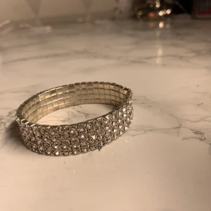 Armband  - Snyggt silvrigt armband 