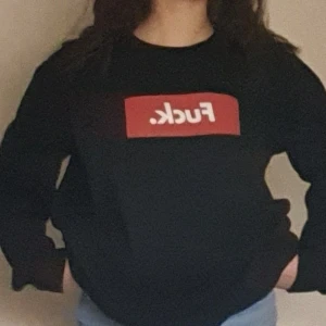 Svart sweatshirt:) - En svart f*ck sweatshirt som jag inte använder längre (använd max 1-2 ggr)❤️