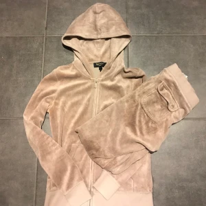 Juicy couture set - Säljer detta fina set från juicy couture, äkta. Xs i byxorna och s i koftan, jättebra skick. Byxorna är i low rise 