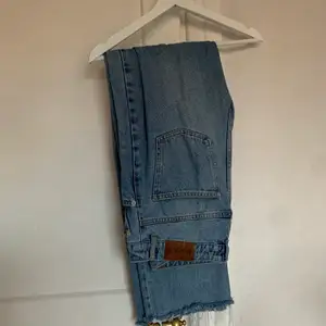 Jeans ifrån NA-KD, storlek 38. Säljer för 150kr + frakt 63kr (spårbar) 💘💙