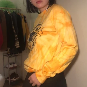 Tiedye tröja - Supersnygg tiedyetröja i gul💛💛 tröjan är köpt second hand men aldrig använd och i nyskick! går att para ihop med massa snygga kläder och ger en härlig färg till varje outfit (Frakt tillkommer)