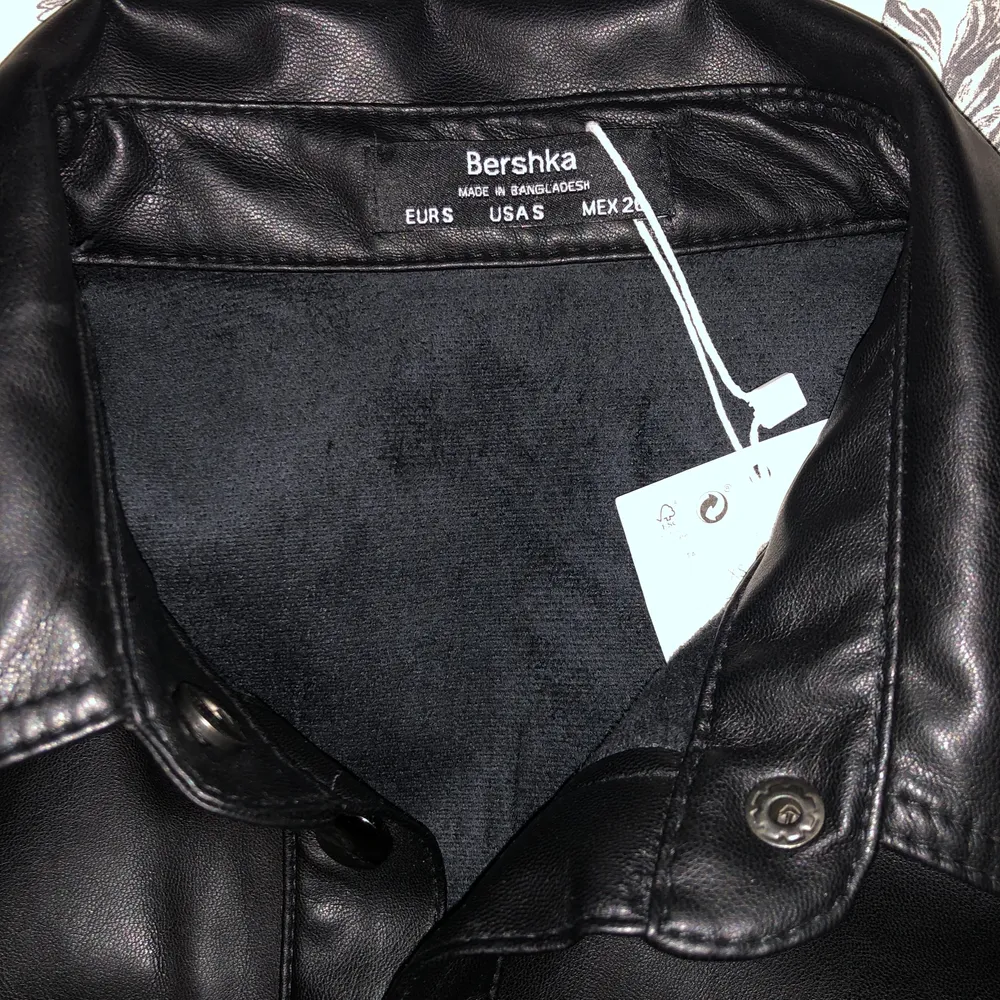 En kroppad svart läderjacka från bershka i storlek S, i tunt material och helt oanvänd🥰 . Jackor.