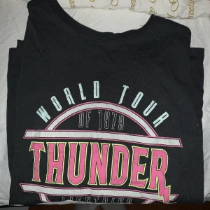 T-shirt från gina  - Typ inte andvänd alls, väldigt bra skick, säljer pågrund av att den är för liten för mig