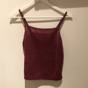 90s glitterlinne!✨ - Vinrött glittrigt 90-talslinne som varit ett favoritlinne länge!! Köpt på beyond retro🧡✨