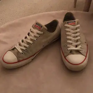 Begagnade chuck taylor low tops i färgen creamwhite. Några få flaws t.ex. små nötningar på båda skorna, men utöver det är de hela. Strl. 44,5. Nypris ligger på runt 600. Skolåda ingår inte. Ge gärna prisförslag😁✌🏼