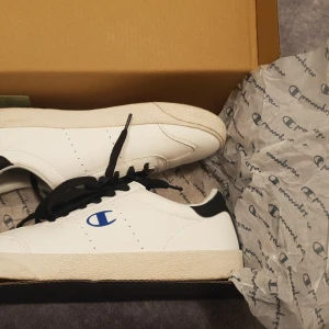 Champion W Venice White/Navy - Helt nya oanvända champions. Köpta 2 månader sen men har inte haft användning av dem
