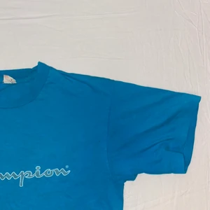 Vintage Champion Tee - Snygg vintage Champion tee i riktigt ball färg! Har nån små fläck på sig inget man tänker på!