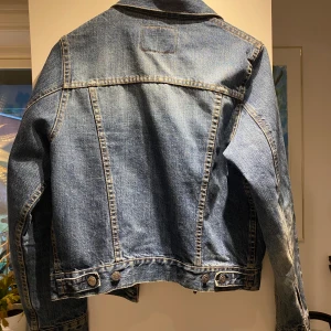 Jeansjacka  - En äldre fin modell av jeansjacka. Säljes på grund av för liten.
