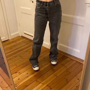 Säljer dessa asballa jeans från zara. Jag brukar vanligtvis ha storlek 40 i zaras byxor men gick upp en storlek för en ”baggy”-look! Det är originallängd på byxorna och är långa på mig som är 1,80! Köparen står för frakten, annars kan jag mötas upp i Stockholm city! Hör av dig om du har övriga frågor! 😎