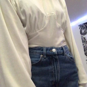 Vit långärmad - Puffig långärmad från Bikbok i storlek S. Knappt använd då jag inte tycker att den är min stil längre, pris kan diskuteras!♥️