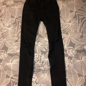 Snygga lager157 jeans! - Jeans från lager157 strl xs passar s också😊 hål i knäna och långa i benen😊 nästan helt oanvända😊