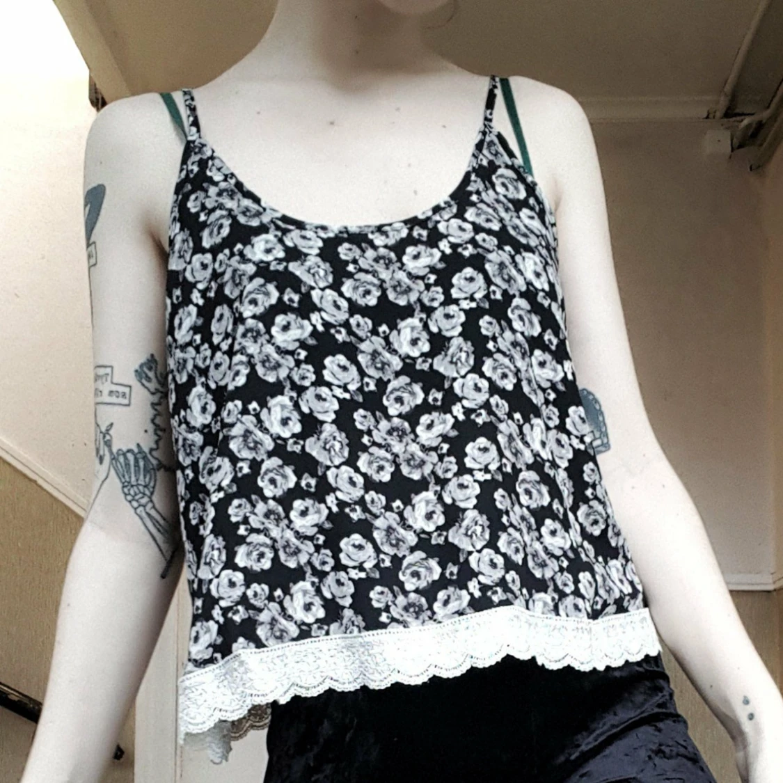 Mönstrad croptop med spetskant!