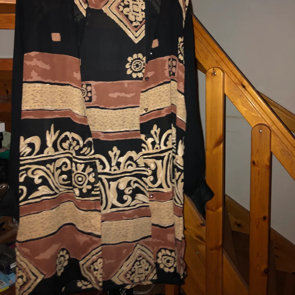 Lång tunika med unikt mönster i stl L. Sitter snyggt på en s/m. . Skjortor.
