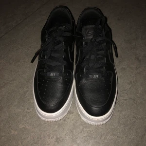 Nike skor - Vita o svarta nike skor. Ganska små i storleken, jag har i vanliga fall 39