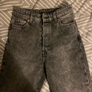 Gråa jeans ifrån hm🤍 - Ett par snygga gråa jeans ifrån hm de är i strl 32 men de passar även en 34🤍De sitter jätte fint på! De kostar 100 kr + 63 frakt!