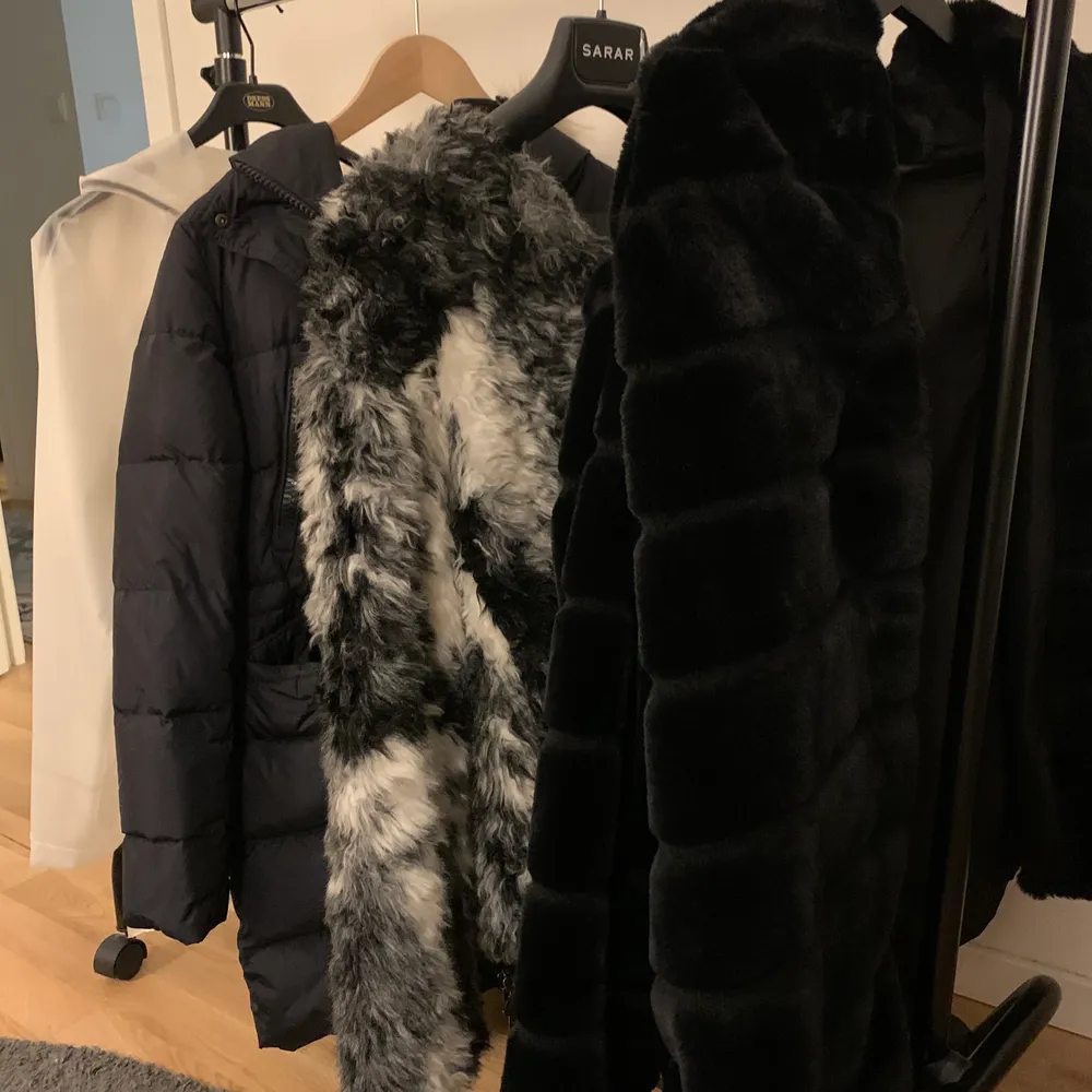 1. Moncler jacka i storlek 1 (äkta kan garanteras i butik, använt skick)                                          2. Zara pälsjacka med stor luva (använt skick)  S/M 80kr                                                                           . Jackor.