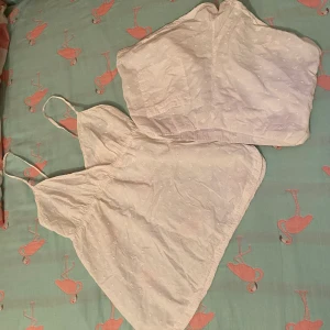 loungewear pyjamas set. - Snygg vit pyjamas i bra skick, har använt tre gånger Max. Köparen står för frakten brukar vara runt 50 kr. 