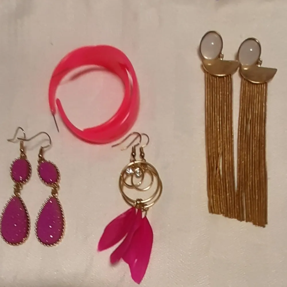 8 par örhängen från bla Zanzlöza smycken rosa/blå/vinröd. Accessoarer.