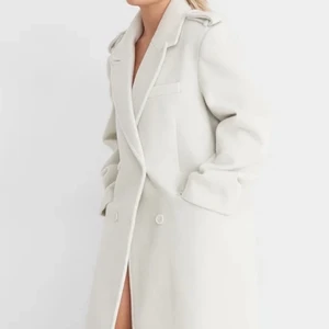 Coat oversized - ! Kan gå ner i pris !                                                    Säljer denna helt oanvända kappa från Na-kd, Angelica Blicks kollektion. Den är oversized, lite boxig i axlarna. Älskar kappan, bland det snyggaste jag sett men jag råkade beställa 2 st så därav säljer jag denna. Strl 34 Passar även 36
