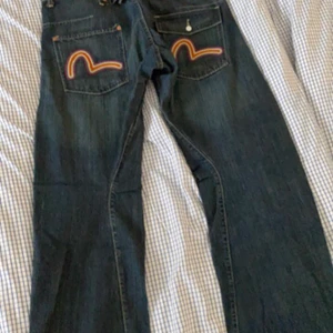 Y2K EVISU JEANS! - KÖR BUDGIVNING TILL högsta bud :) passar baggy under benen OCH e  helt nya 10/10. Bud privat eller på kommenterna  BUD LIGGER PÅ: 820 PS( buda minst 20kr) 