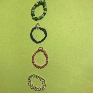 Ringar - En ring kostar 20kr finns i alla möjliga färger :) ni kan skriva er storlek så kan jag anpassa dem