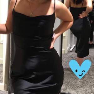 En fin svart klänning i silke från Gina tricot (Bianca Ingrossos klädkollektion) använd 2 gånger, figur sydd och ger en jättefin silhuett av kroppen!