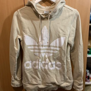 Adidas hoodie - Adidas hoddie i fint skick, kan skickas mot fraktkostnad 🚚 