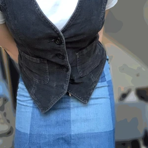 rutig kjol - så söt kjol som köptes på h&m för något år sedan! väldigt trendig och lätt att styla, men tyvärr för liten för mig🥺 sydde in den där nere för at göra den snyggare men det går alltid att sprätta upp❤️ liten i storleken, passar bäst på 32-34 tror jag😋