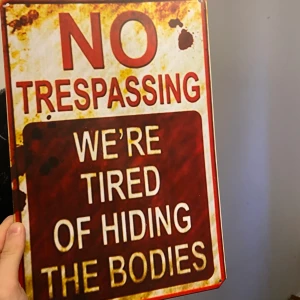 No Trespassing skylt  - Annan skylt, aldrig använt så säljer den med tanke på att den inte kommer till användning:)