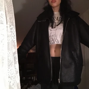 Svart mockaimitations jacka - Jättefin med tecken på användning som lite creasing men inget märkbart !! Pris kan diskuteras 