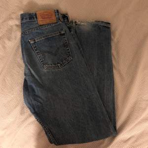 Snygga Levis jeans! Storlek 33/32. Ser nya ut. Köparen står för frakten. 