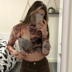 Söt topp - Mesh topp skit snygg. Säljer då jag inte tycker de är min stil längre. 70kr är startbud buda därefter minst 10 kr i kommentarerna