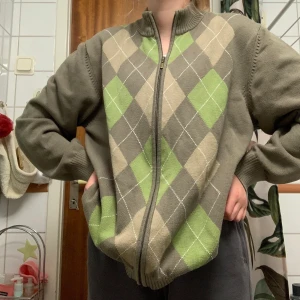 Grön och beige argyle kofta! - Denna gröna/beiga kofta är en L men jag som är en XS/S tycker stt den passar bra! Det är inga hål eller fläckar på koftan. (frakten ingår i priset).
