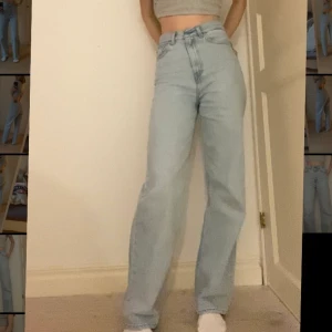 Levis jeans - Säljer mina fina Levis jeans. De är i gott skick! I midjan är de 25 och i längden är de 31. De är ganska långa för mig som är 176 cm lång💕 frakt ingår ej💕