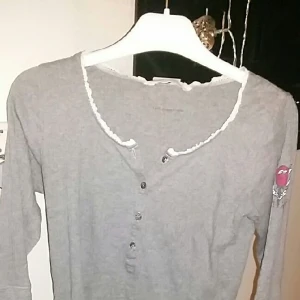  - En ljusgrå farfarströja från "Oddmolly" storlek 0 (XS) . Fina detaljer men ljuset på den första är lite halvtaskig!

Frakt ingår!