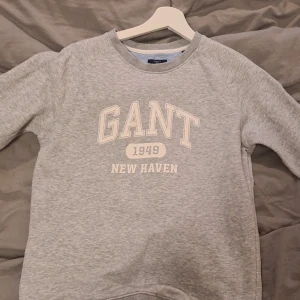 Gant crewneck - Gant crewnecken är i storlek 170cm och är köpt på kidsbrandstore. Den är i använt skick och trycket har börjat spricka lite, 6/10. Ny pris är nog runt 600kr, mitt pris är 300kr inklusive frakt. 