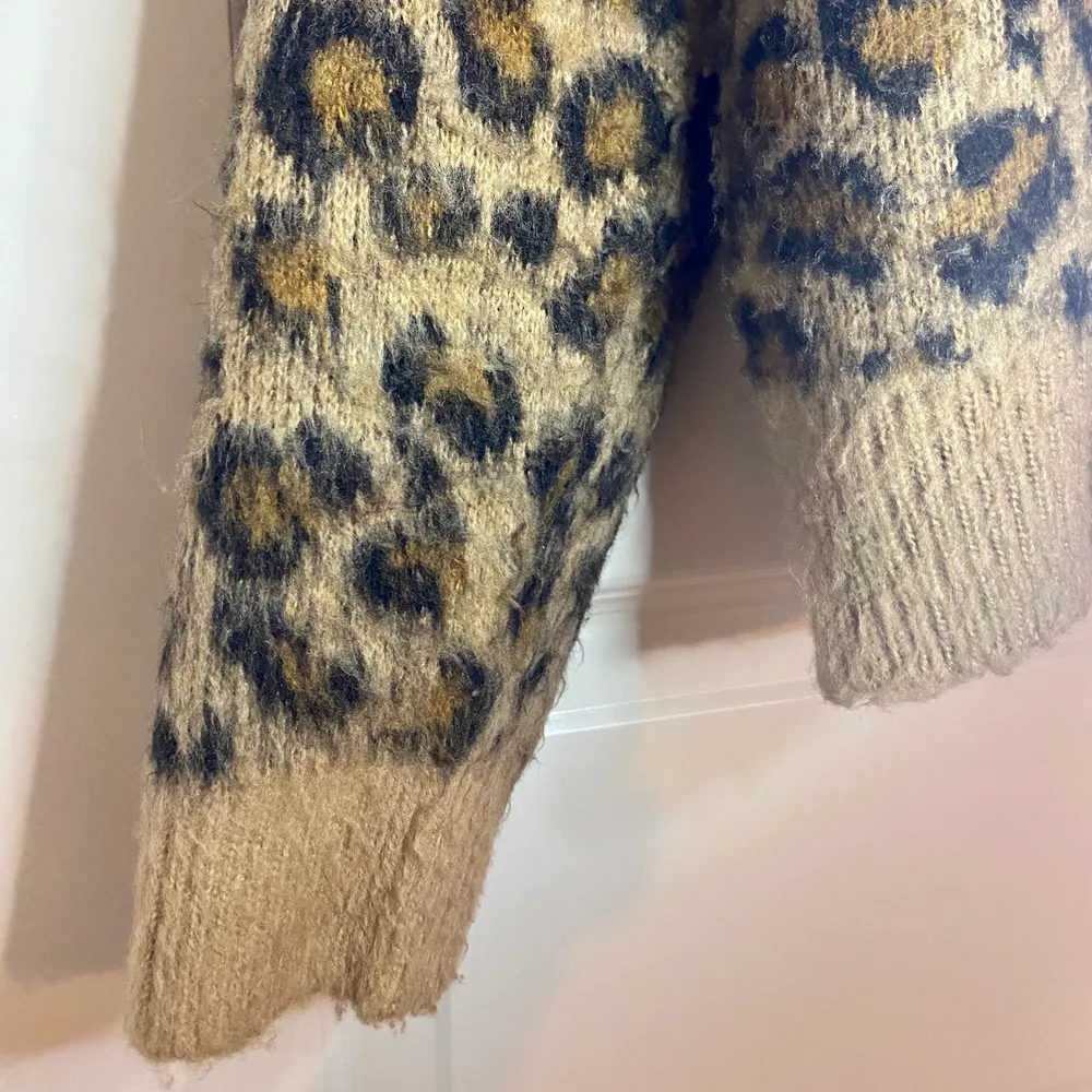 Så snygg stickad tröja i leopardmönster 🤎 Storlek S men skulle säga att den även passar XS. 50kr + 66kr frakt 🤎 DM:a för mer info!. Stickat.